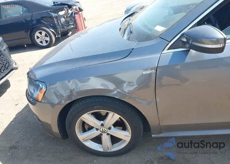 2014 Volkswagen Passat 1.8T Wolfsburg Edition z USA, uszkodzony, nr VIN 1VWAT7A31EC059218